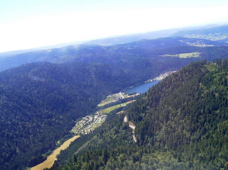 Camping La Vologne au 1er plan de la Vallée des Lacs